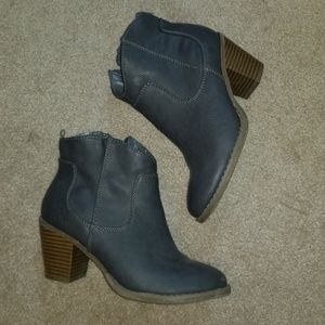 Gray ankle boots size 7 Old Navy